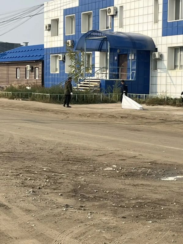 Сотрудниками МУП «Жилкомсервис» был организован и проведен субботник на прилегающей и внутренней территории предприятия Сотрудниками МУП «Жилкомсервис» был организован и проведен субботник на прилегающей и внутренней территории предприятия