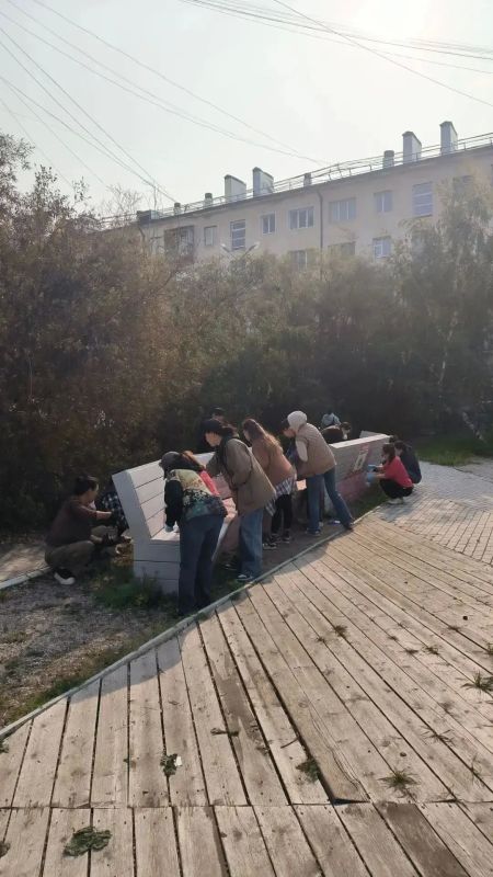 Департамент экономики вышел на субботник и обновил скамейки в Безымянном сквере Департамент экономики вышел на субботник и обновил скамейки в Безымянном сквере
