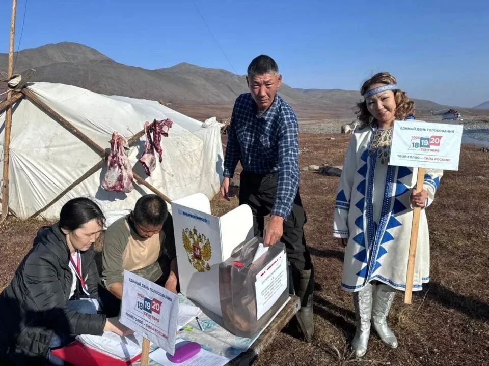Досрочное голосование продолжается: голосуют булунские оленеводы Под винтами вертолёта «Полярных авиалиний» - бескрайние просторы: горные хребты, серебристые мхи, редкие кустарники, извилистые русла бесчисленных рек и речек... Досрочное голосование продолжается: голосуют булунские оленеводы Под винтами вертолёта «Полярных авиалиний» - бескрайние просторы: горные хребты, серебристые мхи, редкие кустарники, извилистые русла бесчисленных рек и речек...