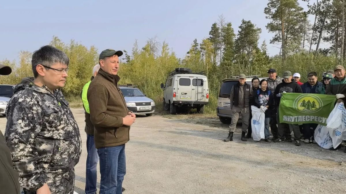 Коллектив Минэкологии Якутии поддержал субботник «Сделаем город чище!» Коллектив Минэкологии Якутии поддержал субботник «Сделаем город чище!»