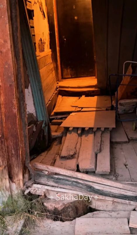 Вход в подъезд жилого дома 121 по Чайковского атаковал пень!