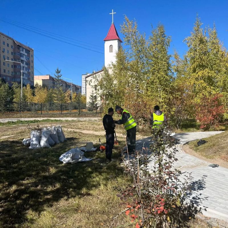 Работяги на пересечении Пояркова и Курашова, убирающие территорию, говорят, что памятник Дмитрию Егорову и Николаю Романову откроют в День города Работяги на пересечении Пояркова и Курашова, убирающие территорию, говорят, что памятник Дмитрию Егорову и Николаю Романову откроют в День города