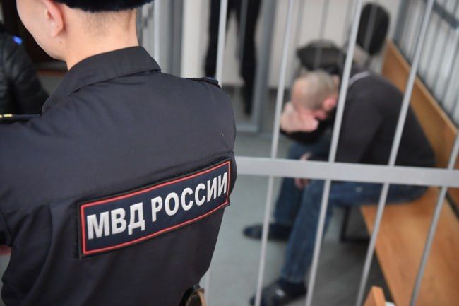 В Якутске мужчина отобрал у посетителя бара телефон и часы