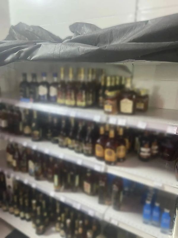 В Нерюнгри полицейские уличили местного предпринимателя в продаже крепких алкогольных напитков без лицензии В Нерюнгри полицейские уличили местного предпринимателя в продаже крепких алкогольных напитков без лицензии