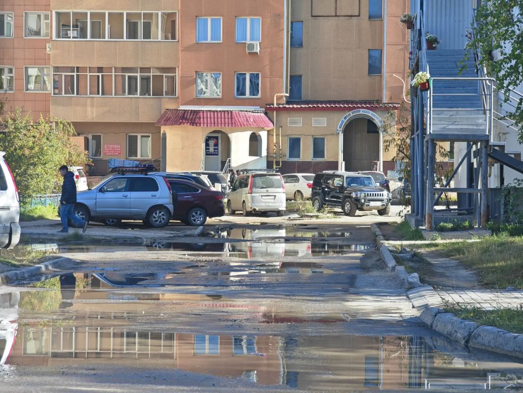 Разлив сетей на ул. Пояркова. Что именно течёт, неизвестно