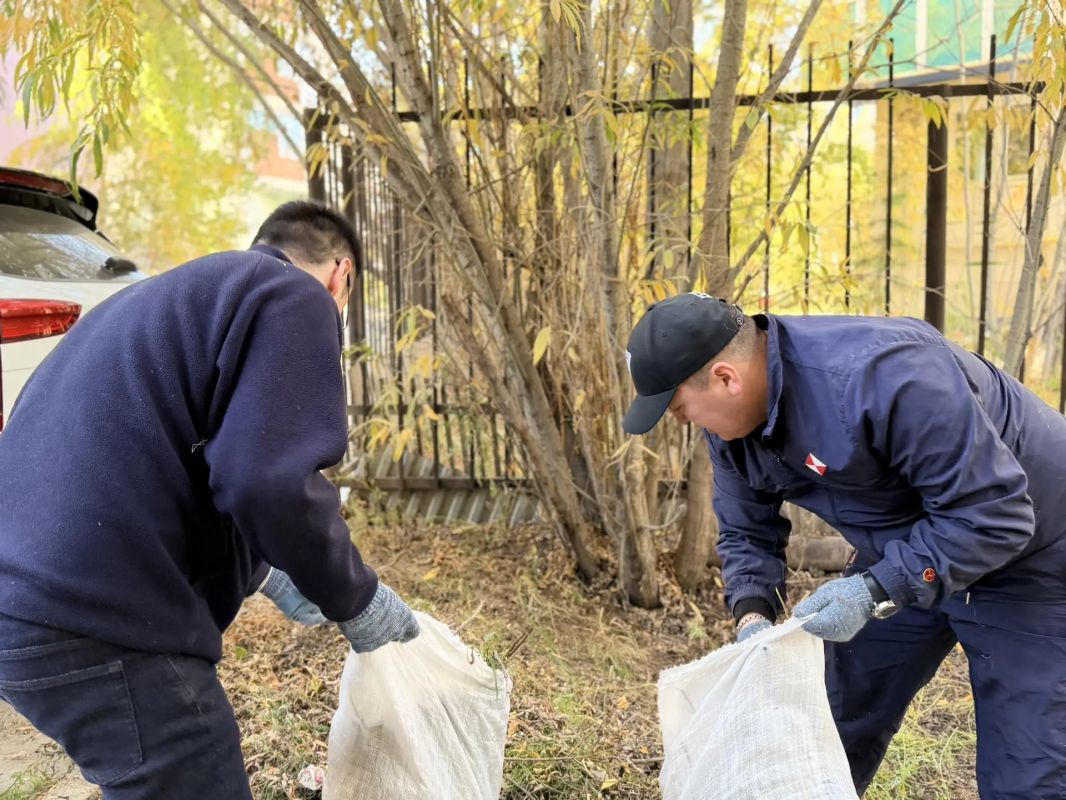 Сотрудники следственного управления приняли участие в общегородском субботнике в преддверии Дня города Сотрудники следственного управления приняли участие в общегородском субботнике в преддверии Дня города