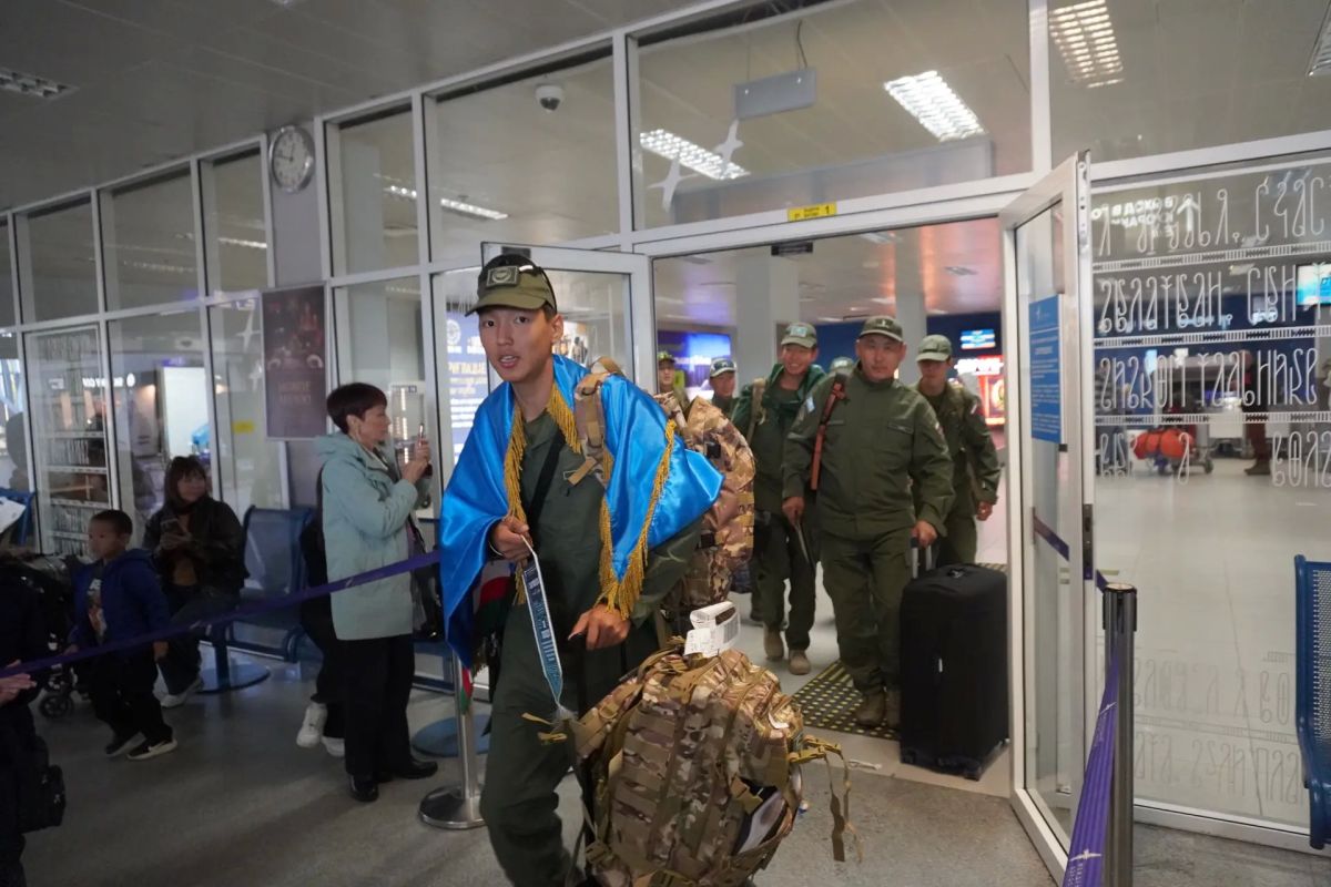 Отряд «ВОИН ОТВАГА» с победой встретили в аэропорту Якутска Отряд «ВОИН ОТВАГА» с победой встретили в аэропорту Якутска