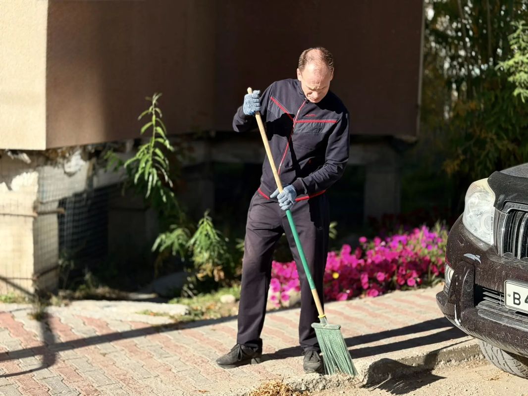 Сотрудники следственного управления приняли участие в общегородском субботнике в преддверии Дня города Сотрудники следственного управления приняли участие в общегородском субботнике в преддверии Дня города