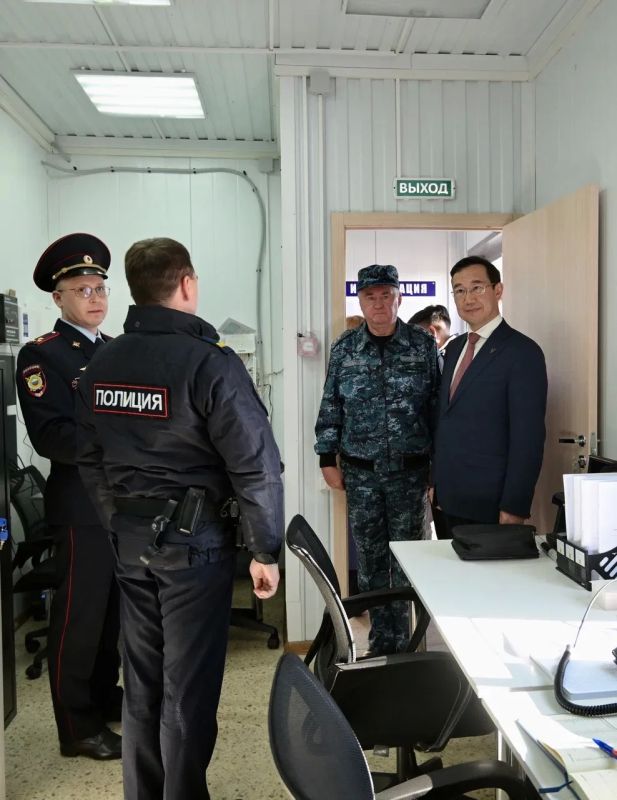Айсен Николаев: Вместе с министром внутренних дел по Республике Саха (Якутия) Владимиром Прокопенко открыли новый модульный пост полиции на федеральной трассе «Лена» в районе села Иенгра Айсен Николаев: Вместе с министром внутренних дел по Республике Саха (Якутия) Владимиром Прокопенко открыли новый модульный пост полиции на федеральной трассе «Лена» в районе села Иенгра