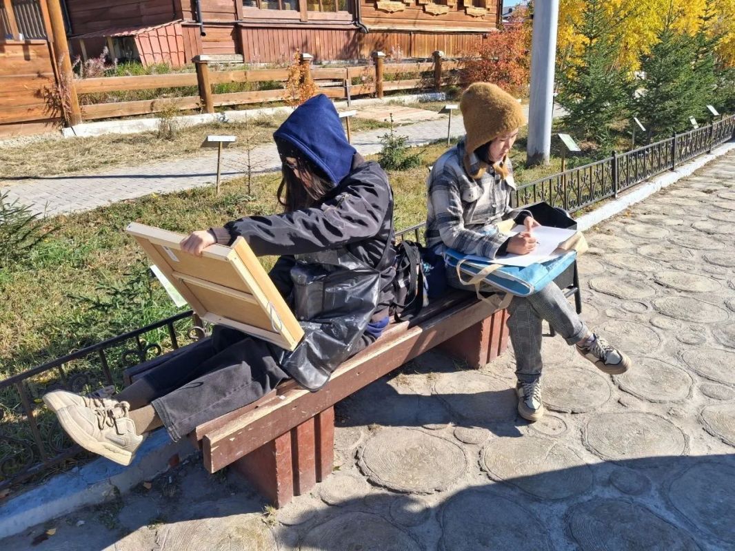 В Старом городе начался первый городской пленэр В Старом городе начался первый городской пленэр