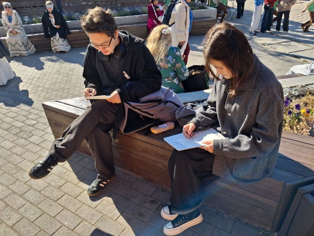 В Старом городе начался первый городской пленэр В Старом городе начался первый городской пленэр
