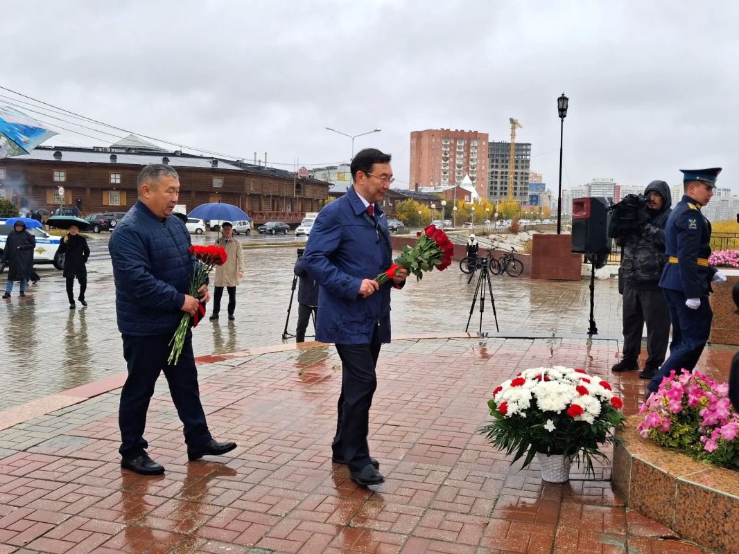 День города начался с возложения цветов русскому землепроходцу, исследователю Сибири Петру Бекетову День города начался с возложения цветов русскому землепроходцу, исследователю Сибири Петру Бекетову