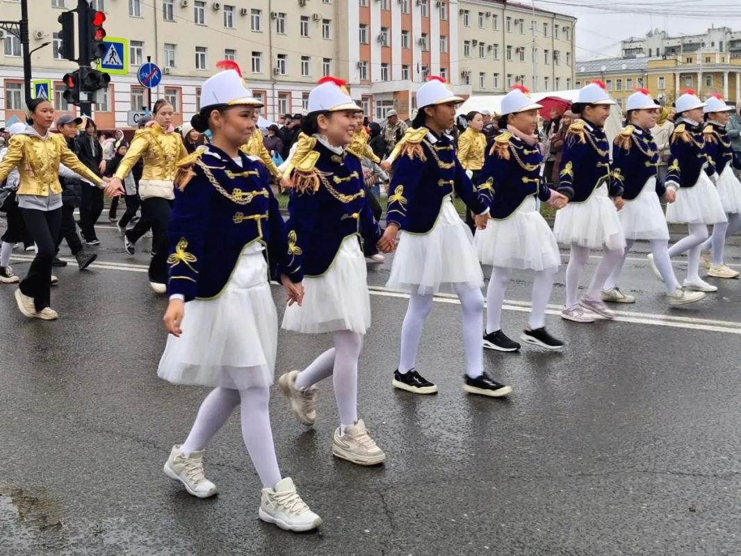 Почти Первомай: в Якутске состоялось шествие трудовых коллективов Почти Первомай: в Якутске состоялось шествие трудовых коллективов