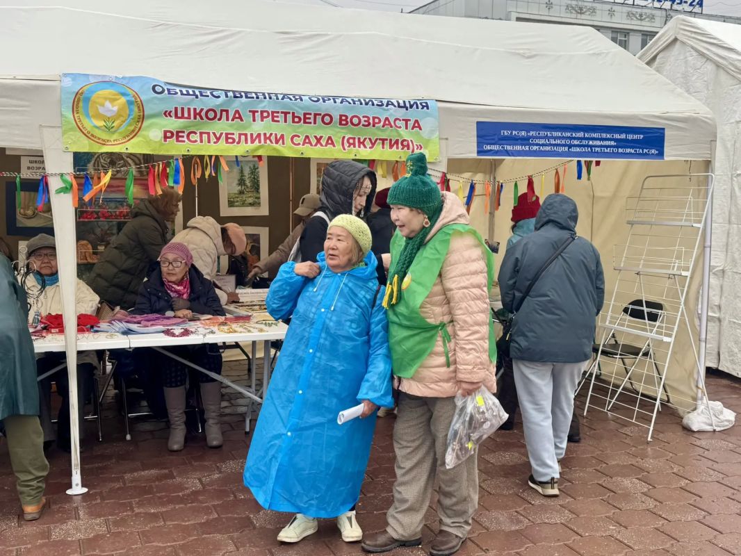 «Активное долголетие» на площади Орджоникидзе «Активное долголетие» на площади Орджоникидзе