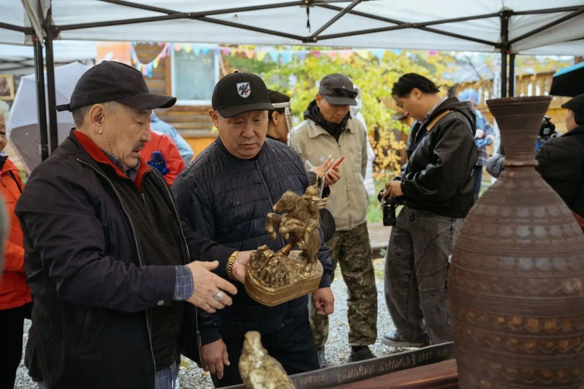 Якутску - 394 лет: празднование Дня города началось у памятника основателю Петру Бекетову Якутску - 394 лет: празднование Дня города началось у памятника основателю Петру Бекетову