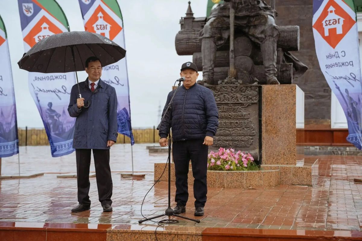 Якутску - 394 лет: празднование Дня города началось у памятника основателю Петру Бекетову Якутску - 394 лет: празднование Дня города началось у памятника основателю Петру Бекетову