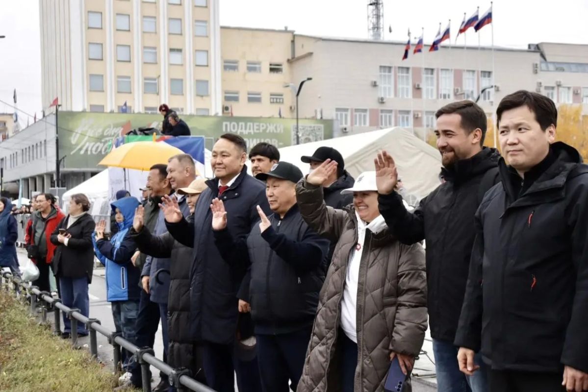 Почти Первомай: в Якутске состоялось шествие трудовых коллективов Почти Первомай: в Якутске состоялось шествие трудовых коллективов