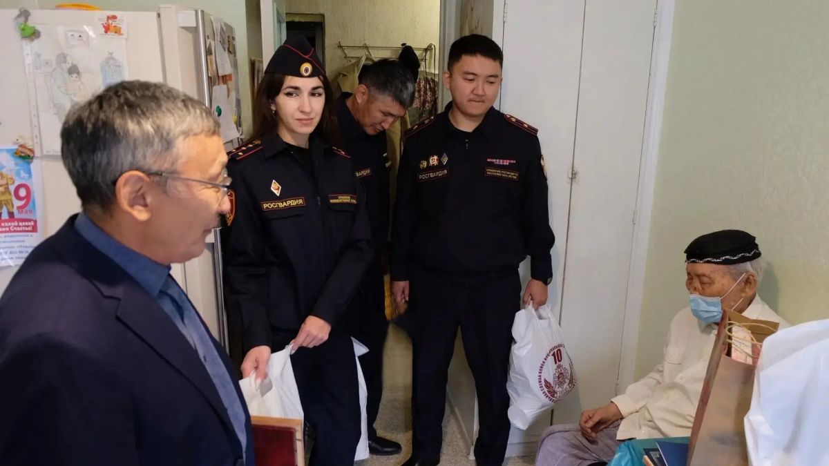 В Якутске в день 104-летия росгвардейцы поздравили ветерана Великой Отечественной войны Семена Колтовского