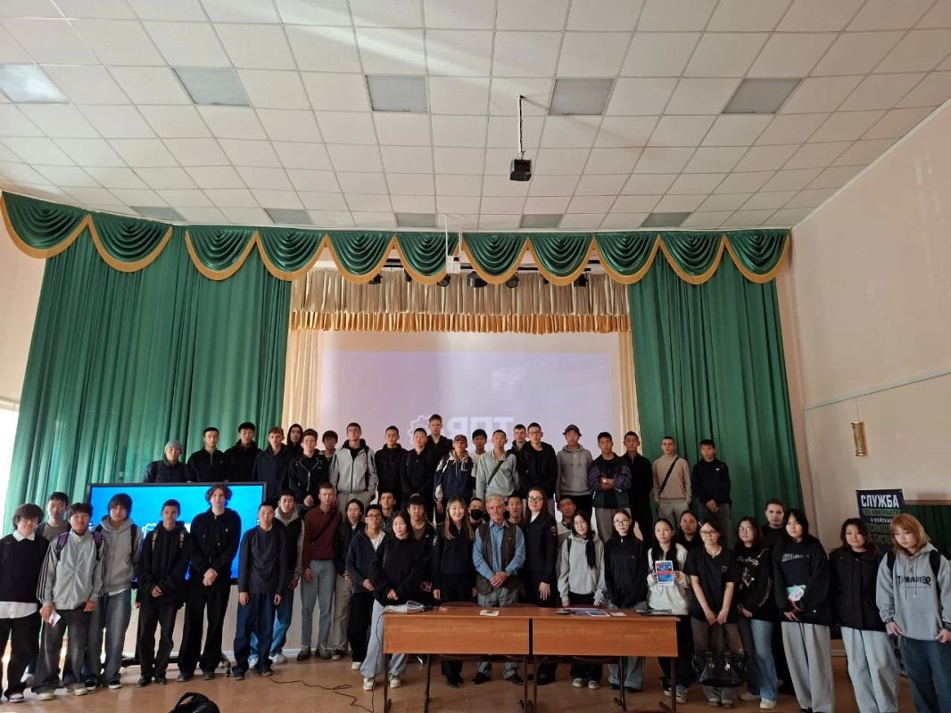 В Якутске транспортные полицейские и общественники провели встречу со студентами техникума В Якутске транспортные полицейские и общественники провели встречу со студентами техникума