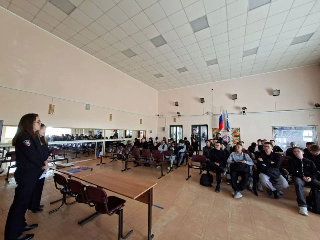В Якутске транспортные полицейские и общественники провели встречу со студентами техникума В Якутске транспортные полицейские и общественники провели встречу со студентами техникума
