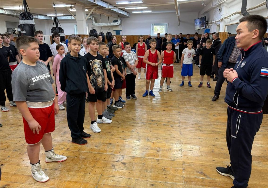 В Нерюнгри провёл мастер-класс в спортивной школе «Лидер» и в клубе «Боотур» В Нерюнгри провёл мастер-класс в спортивной школе «Лидер» и в клубе «Боотур»
