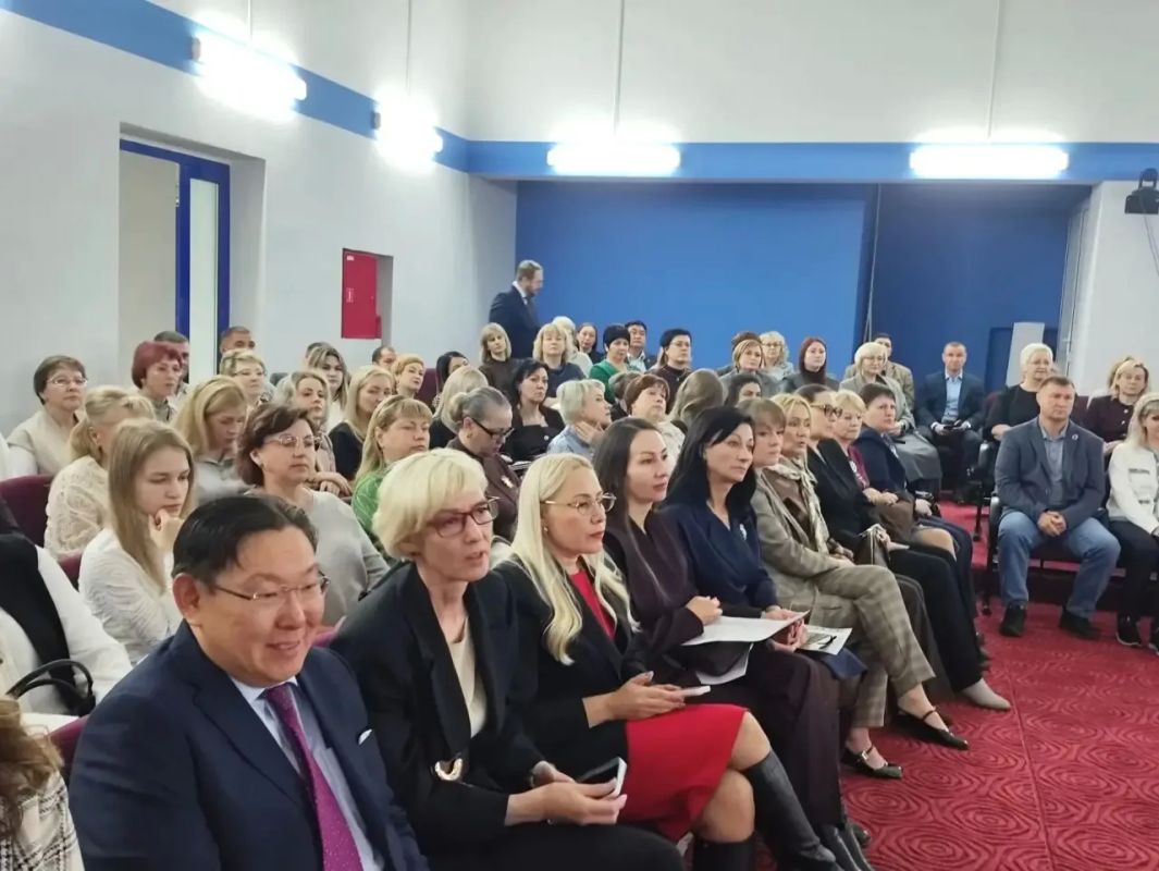 В рамках визита в Нерюнгринский район министр здравоохранения Лена Афанасьева приняла участие в открытии стратегической сессии работников образования «Образование: траектория роста» В рамках визита в Нерюнгринский район министр здравоохранения Лена Афанасьева приняла участие в открытии стратегической сессии работников образования «Образование: траектория роста»