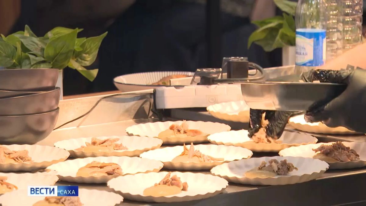 На масштабной гастрономической площадке "Вкус народов мира" в рамках Всемирного фестиваля молодежи в Екатеринбурге команда Национального центра гостеприимства "Тыгын Дархан" представила традиционные блюда якутской кухни