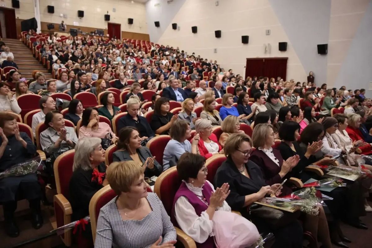 Айсен Николаев: Принял участие в сентябрьском совещании работников образования Мирнинского района Айсен Николаев: Принял участие в сентябрьском совещании работников образования Мирнинского района