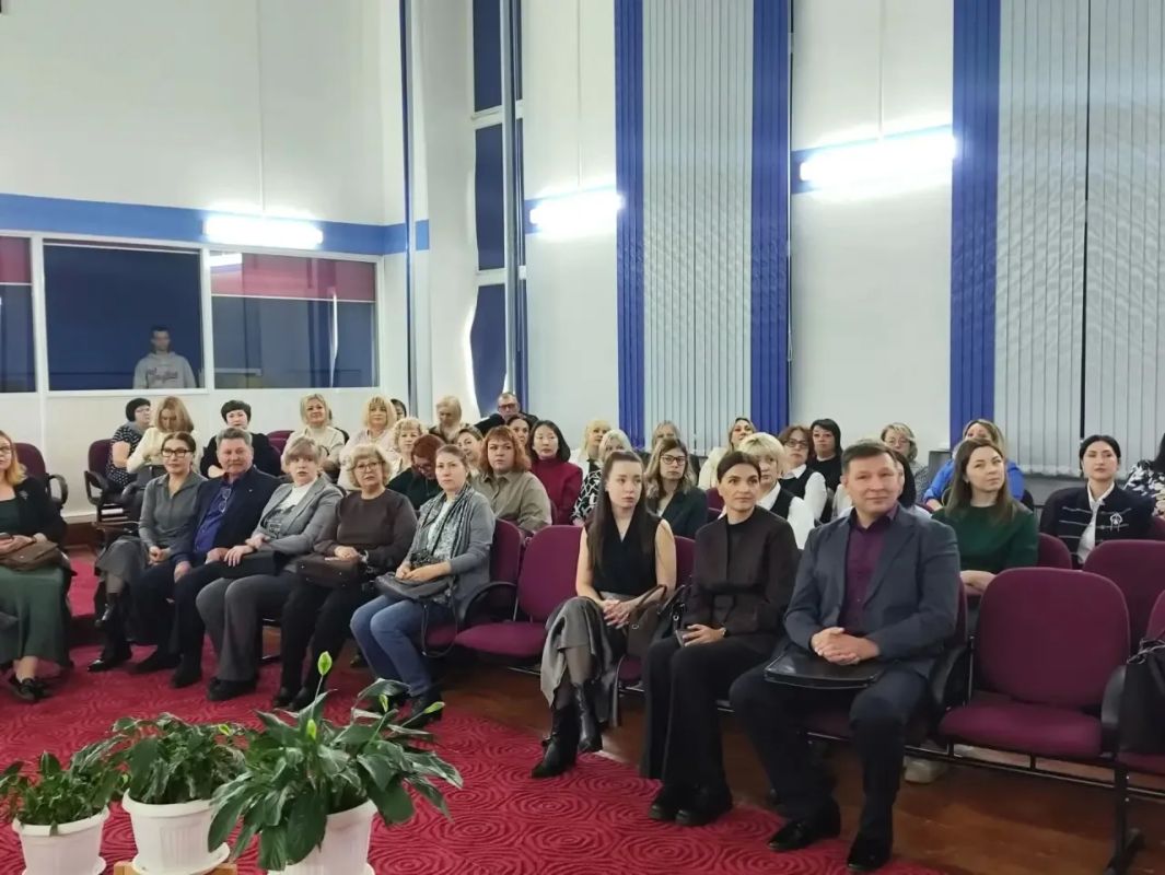 В рамках визита в Нерюнгринский район министр здравоохранения Лена Афанасьева приняла участие в открытии стратегической сессии работников образования «Образование: траектория роста» В рамках визита в Нерюнгринский район министр здравоохранения Лена Афанасьева приняла участие в открытии стратегической сессии работников образования «Образование: траектория роста»