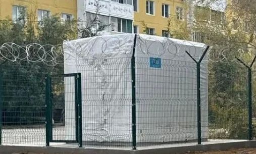 Во дворе на Петра Алексеева, 73/2 появился огороженный модуль
