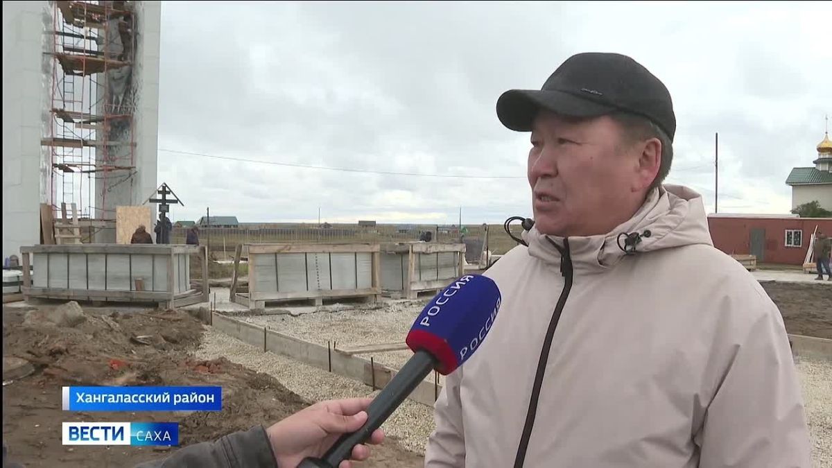 13-метровая стела и амфитеатр