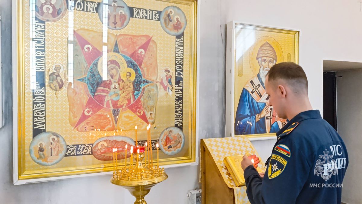 В Якутске прошел молебен для сотрудников МЧС России В Якутске прошел молебен для сотрудников МЧС России