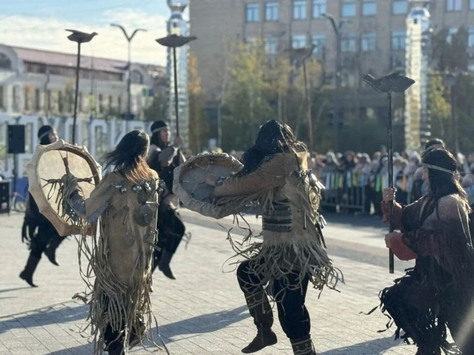 В Якутии впервые открыли театральный сезон под открытым небом В Якутии впервые открыли театральный сезон под открытым небом