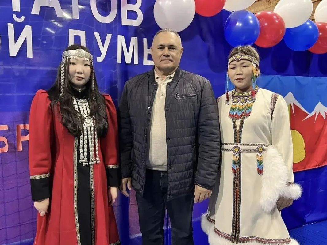 Мы разные, но мы едины. Когда избиратели приходят голосовать в национальных костюмах, атмосфера на избирательном участке становится особенно тёплой, радостной Мы разные, но мы едины. Когда избиратели приходят голосовать в национальных костюмах, атмосфера на избирательном участке становится особенно тёплой, радостной