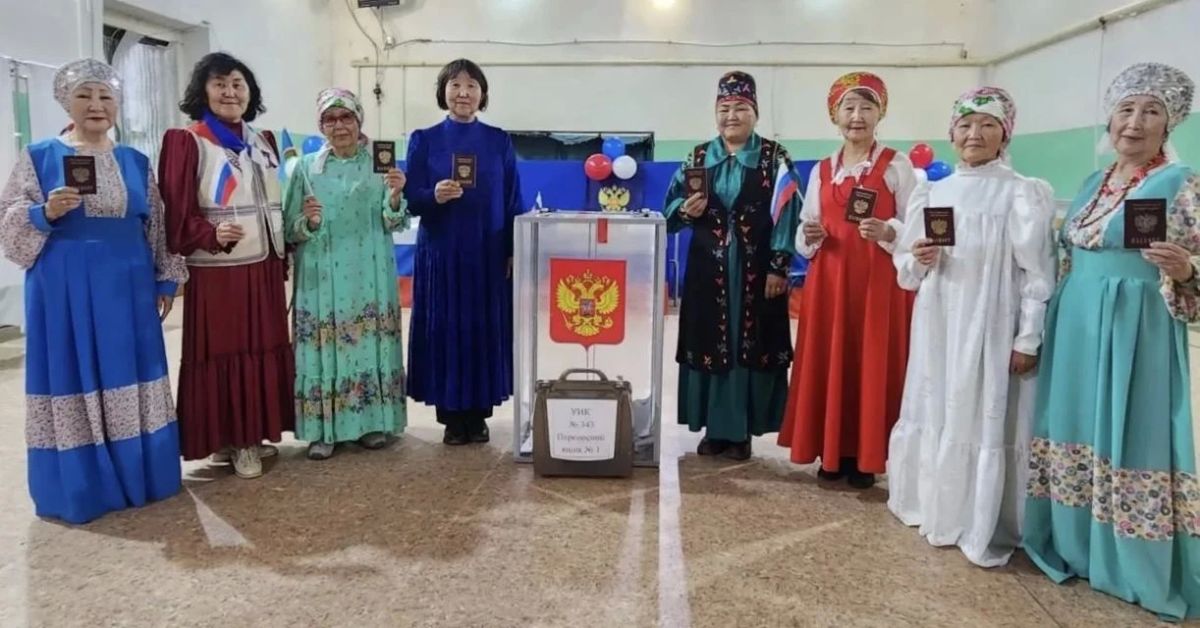 Мы разные, но мы едины. Когда избиратели приходят голосовать в национальных костюмах, атмосфера на избирательном участке становится особенно тёплой, радостной Мы разные, но мы едины. Когда избиратели приходят голосовать в национальных костюмах, атмосфера на избирательном участке становится особенно тёплой, радостной