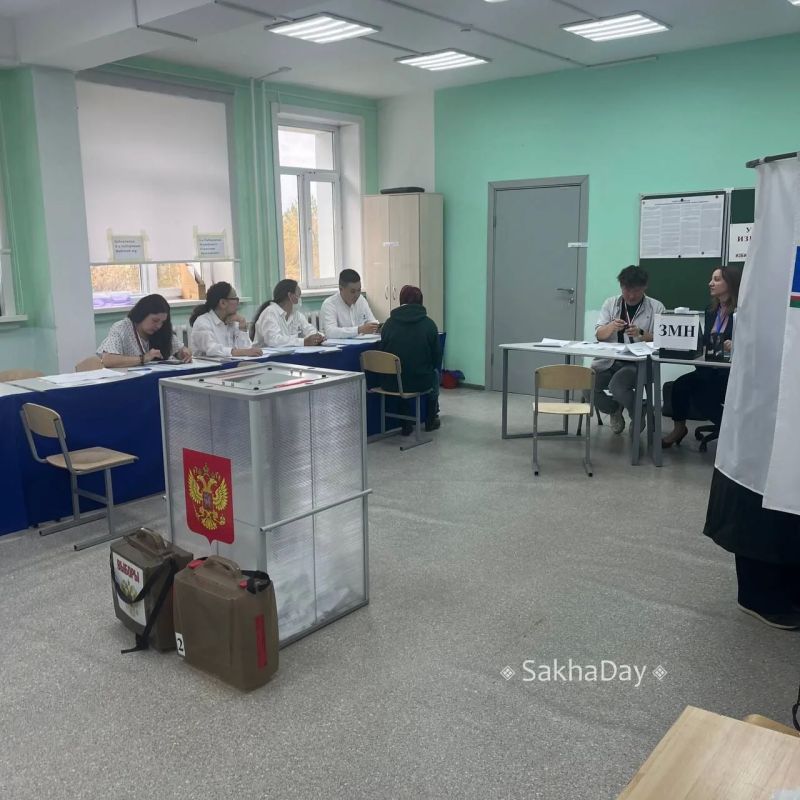 Выборы в мархинской школе номер 1. Здесь нет металлодетекторов, как в 32-й школе, сумки не досматривают, но очень много полиции, есть даже целый пост Выборы в мархинской школе номер 1. Здесь нет металлодетекторов, как в 32-й школе, сумки не досматривают, но очень много полиции, есть даже целый пост