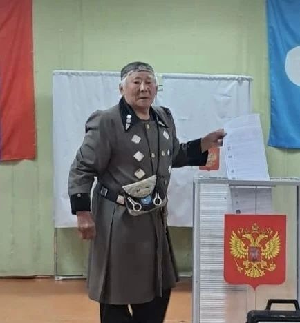 Мы разные, но мы едины. Когда избиратели приходят голосовать в национальных костюмах, атмосфера на избирательном участке становится особенно тёплой, радостной Мы разные, но мы едины. Когда избиратели приходят голосовать в национальных костюмах, атмосфера на избирательном участке становится особенно тёплой, радостной