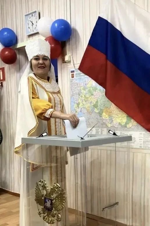 Мы разные, но мы едины. Когда избиратели приходят голосовать в национальных костюмах, атмосфера на избирательном участке становится особенно тёплой, радостной Мы разные, но мы едины. Когда избиратели приходят голосовать в национальных костюмах, атмосфера на избирательном участке становится особенно тёплой, радостной
