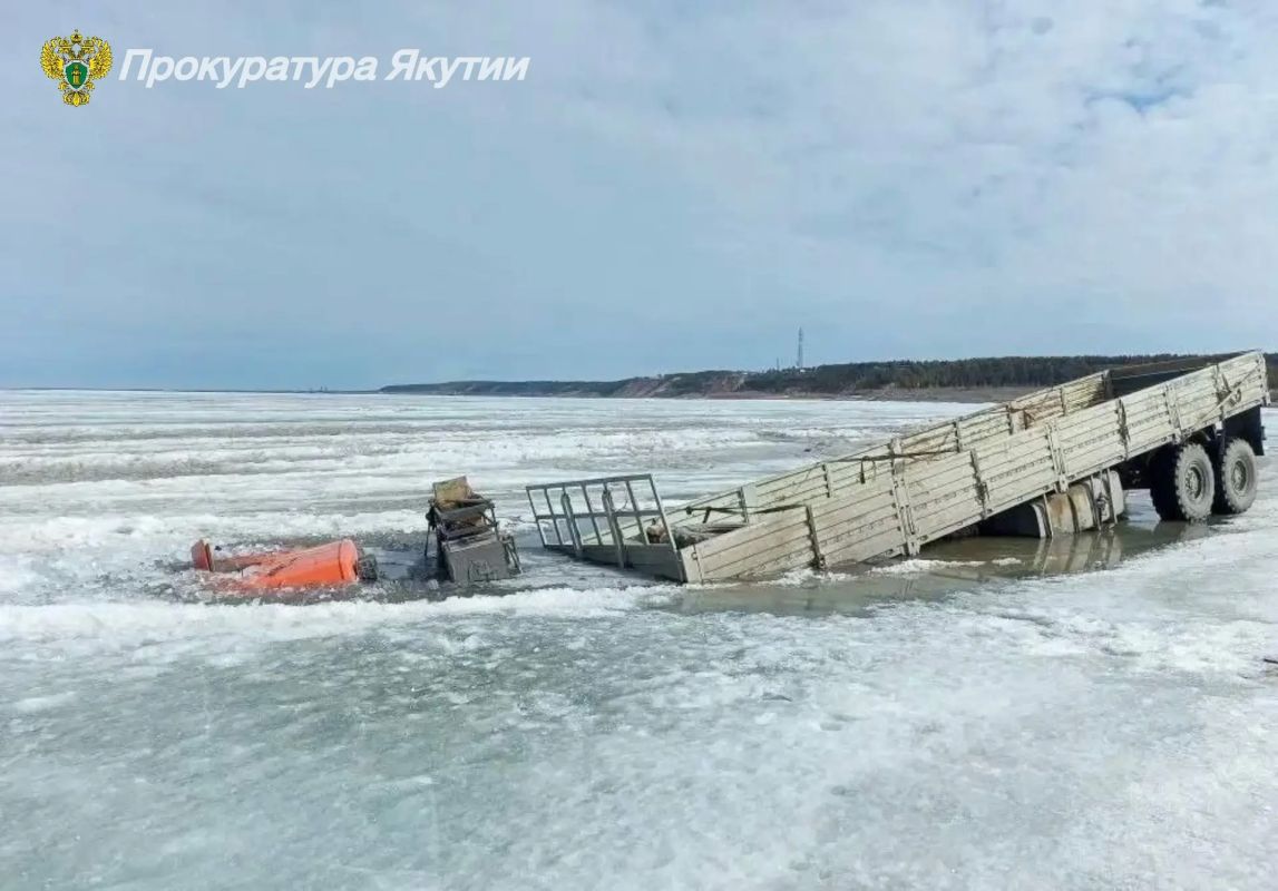 По требованию прокуратуры Мегино-Кангаласского района из акватории р. Лена извлечен «КАМАЗ» По требованию прокуратуры Мегино-Кангаласского района из акватории р. Лена извлечен «КАМАЗ»