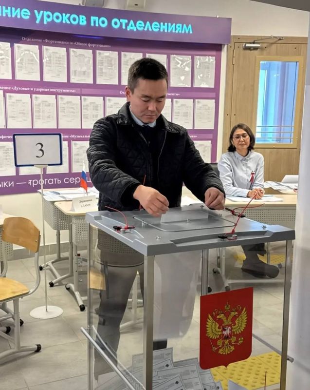Директор коррекционной школы Лена Ноговицына, глава Пригородного Алексей Толстяков, боксёр Василий Егоров Директор коррекционной школы Лена Ноговицына, глава Пригородного Алексей Толстяков, боксёр Василий Егоров