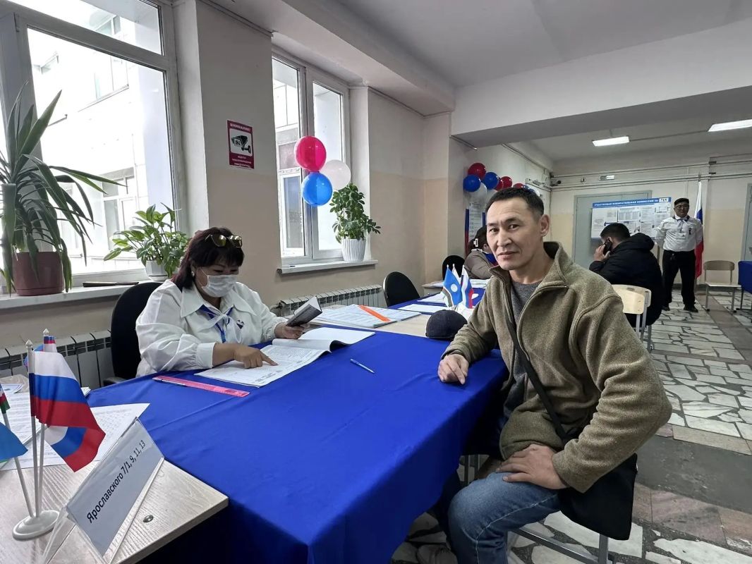 На избирательном участке №715, расположенном по адресу: улица Ярославского, 21, на базе средней школы №26, в первые часы голосования свой выбор сделали уже более 100 человек На избирательном участке №715, расположенном по адресу: улица Ярославского, 21, на базе средней школы №26, в первые часы голосования свой выбор сделали уже более 100 человек