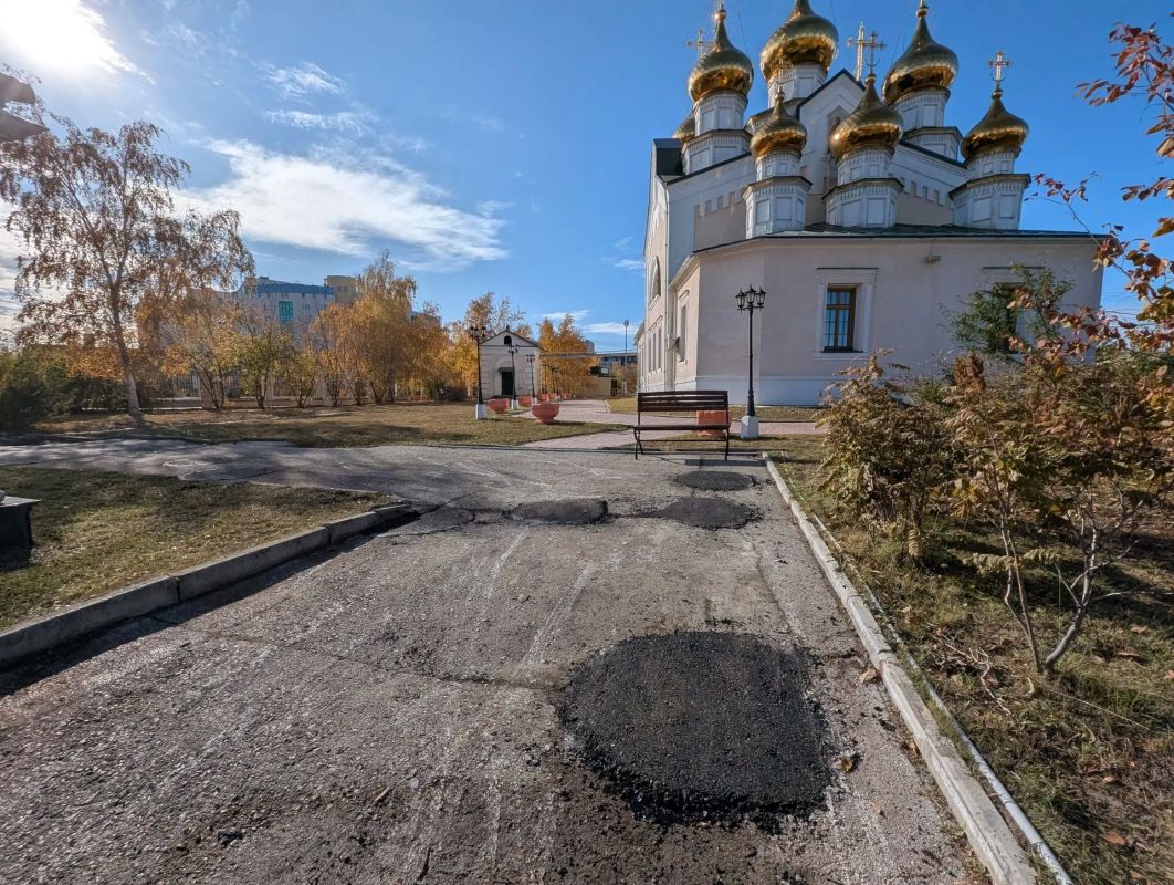 В Якутске очистили от десятков пней территорию Преображенского собора В Якутске очистили от десятков пней территорию Преображенского собора