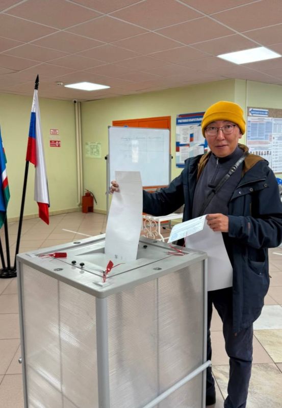 Директор коррекционной школы Лена Ноговицына, глава Пригородного Алексей Толстяков, боксёр Василий Егоров Директор коррекционной школы Лена Ноговицына, глава Пригородного Алексей Толстяков, боксёр Василий Егоров