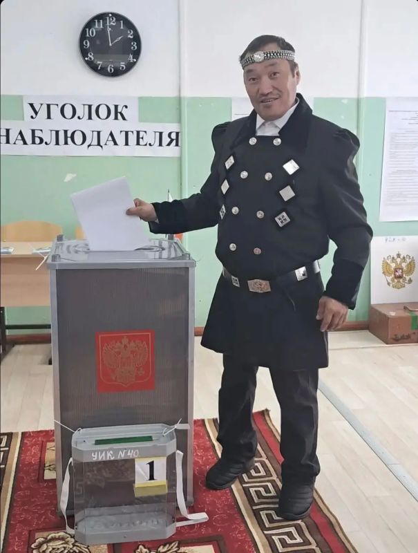 Мы разные, но мы едины. Когда избиратели приходят голосовать в национальных костюмах, атмосфера на избирательном участке становится особенно тёплой, радостной Мы разные, но мы едины. Когда избиратели приходят голосовать в национальных костюмах, атмосфера на избирательном участке становится особенно тёплой, радостной