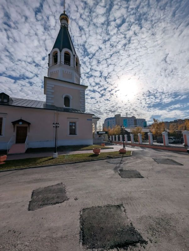 В Якутске очистили от десятков пней территорию Преображенского собора В Якутске очистили от десятков пней территорию Преображенского собора