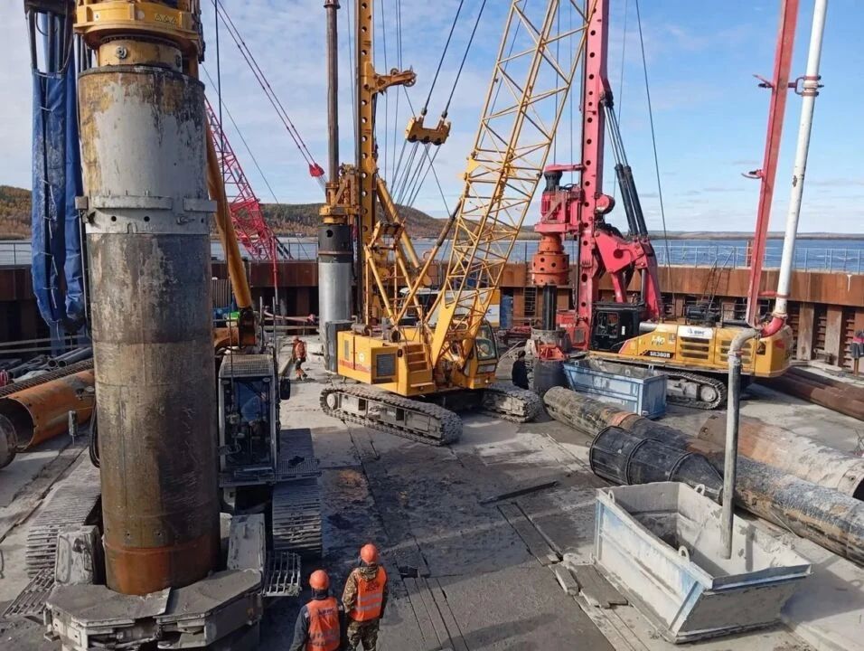 Строители Ленского моста установили больше трети свай под опоры Ленского моста