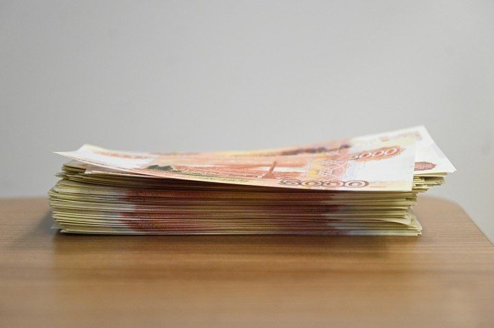 В Мирном мужчина похитил с карты знакомого-инвалида 27 тысяч рублей