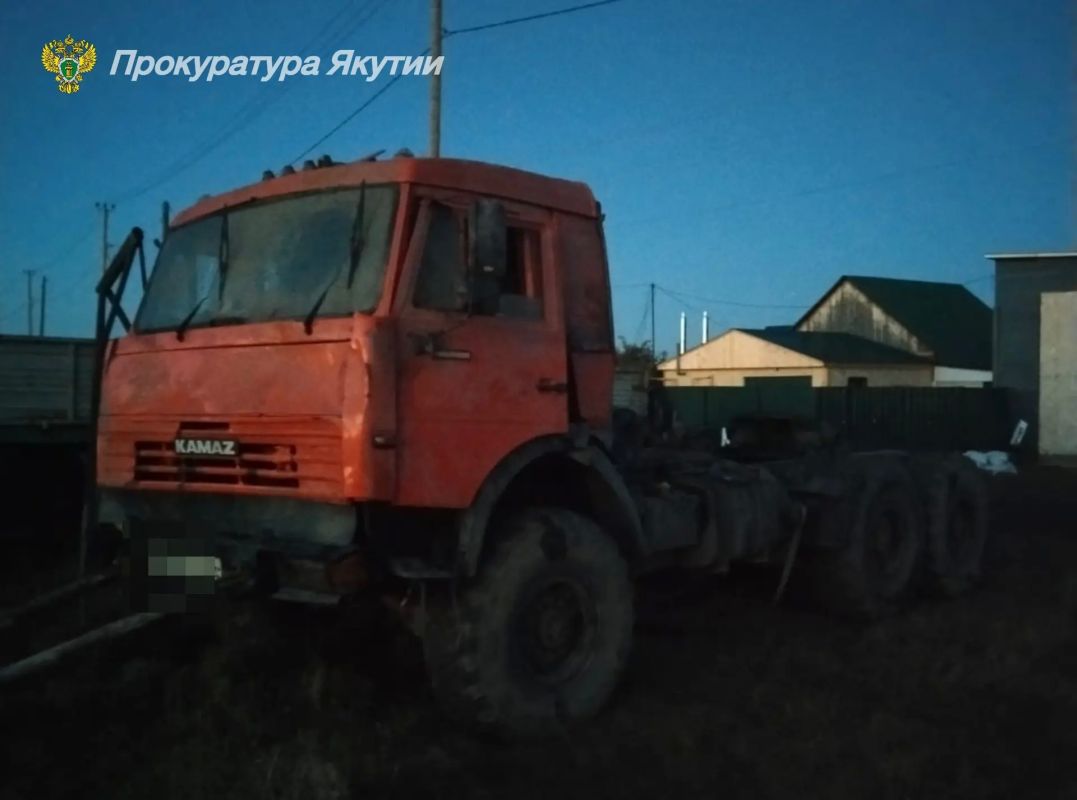 По требованию прокуратуры Мегино-Кангаласского района из акватории р. Лена извлечен «КАМАЗ» По требованию прокуратуры Мегино-Кангаласского района из акватории р. Лена извлечен «КАМАЗ»