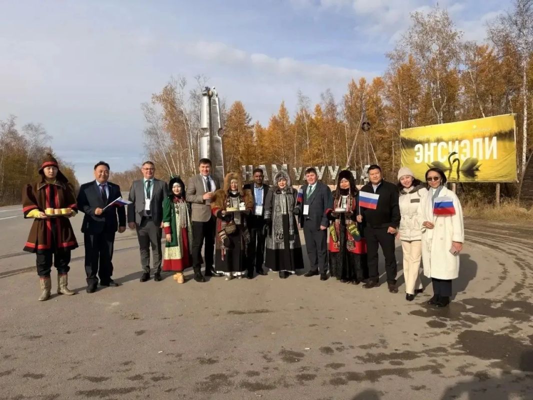 Делегацию международных экспертов, приступивших к мониторингу выборов депутатов Государственной Думы РФ, сопровождали члены Общественной палаты РС(Я) Гулжан Огонерова, Долгуяна Иванова, Анатолий Кистенев и Александр Емельянов Делегацию международных экспертов, приступивших к мониторингу выборов депутатов Государственной Думы РФ, сопровождали члены Общественной палаты РС(Я) Гулжан Огонерова, Долгуяна Иванова, Анатолий Кистенев и Александр Емельянов