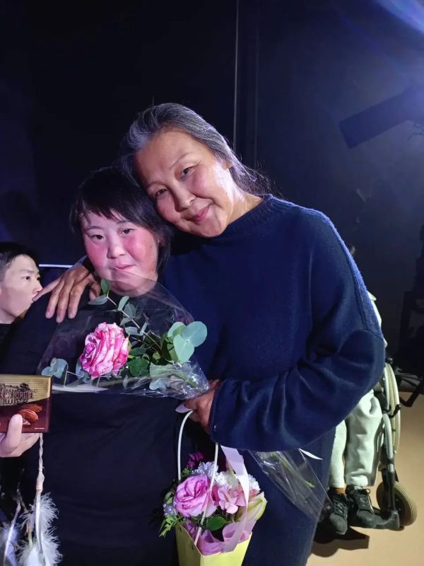 Актеры инклюзивного театра «Алгыс» тоже открыли сезон с новым спектаклем «Птицы» Актеры инклюзивного театра «Алгыс» тоже открыли сезон с новым спектаклем «Птицы»